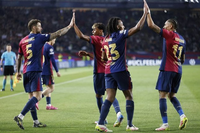 Para pemain Barcelona merayakan gol dalam laga leg pertama perempat final Liga Champions melawan Borussia Dortmund, Kamis (10/4/2025) dini hari WIB. (c) AP Photo/Joan Monfort