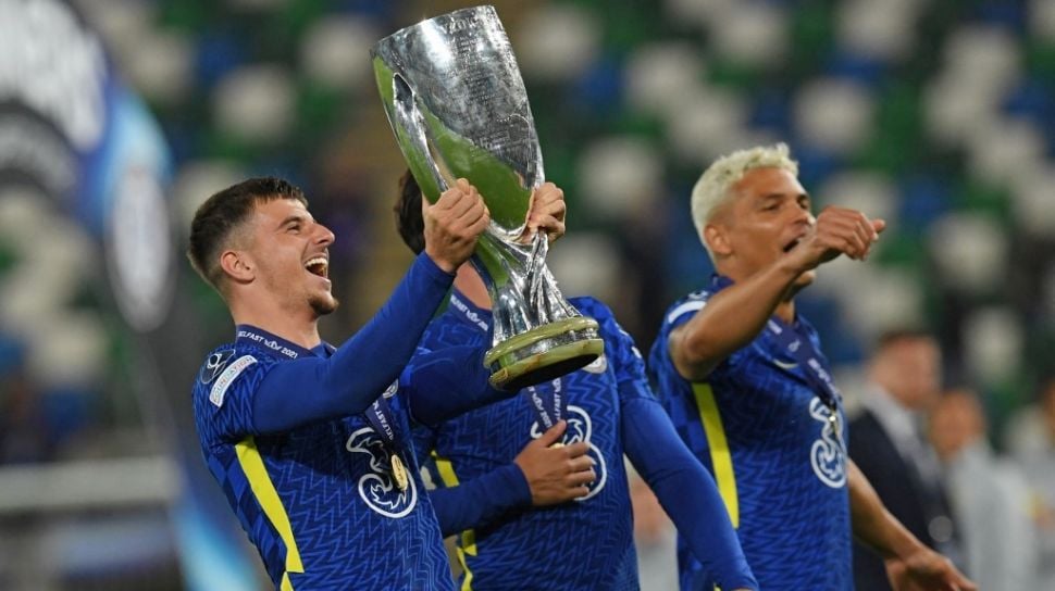 para pemain Chelsea Angkat tropi usai mengalahkan manchester united