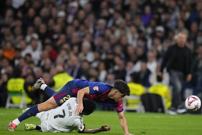 La Liga 2024/25: Vinicius Junior vs Pau Cubarsi dalam laga El Clasico Real Madrid vs Barcelona di pekan 11 (c) AP Photo/Manu Fernandez