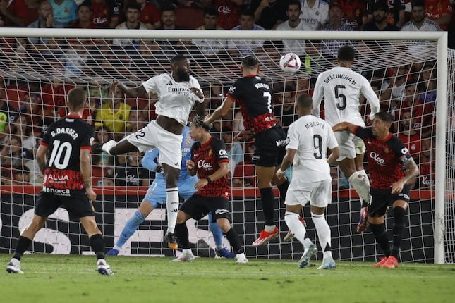 Gawang Real Madrid dijebol Vedat Muriqi di laga lawan Real Mallorca di Mallorca Son Moix, Senin (19/08/2024). (c) AP Photo/Francisco Ubilla