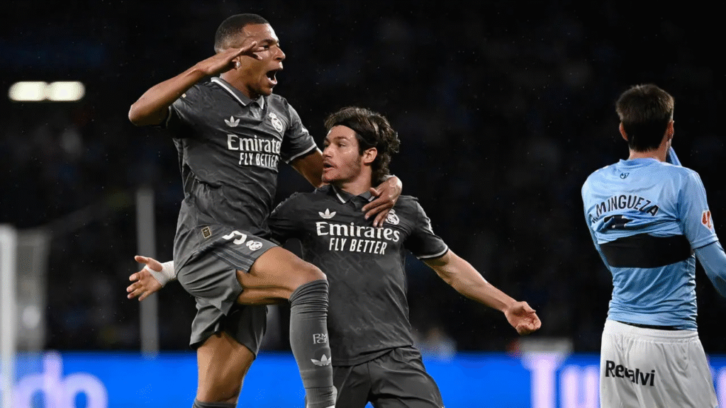 Penyerang Real Madrid, Kylian Mbappe (kiri) merayakan gol saat pertandingan Liga Spanyol melawan RC Celta de Vigo di stadion Balaidos, Vigo, Sabtu 19 Oktober 2024 atau Minggu (20/10/2024) dini hari WIB. (MIGUEL RIOPA/AFP)
