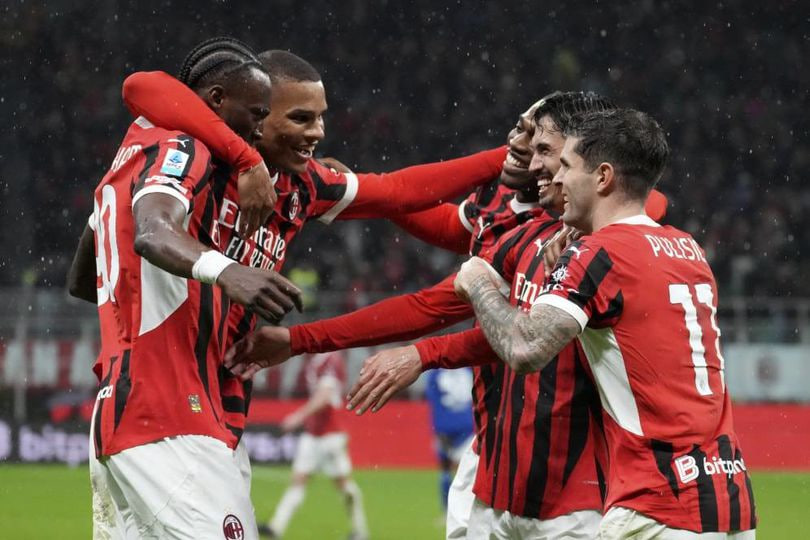 Tijjani Reijnders (kedua dari kanan) bersama rekan setimnya merayakan gol kedua AC Milan dalam laga kontra Como di Serie A, Minggu (16/3/2025) dini hari WIB. (c) AP Photo/Antonio Calanni