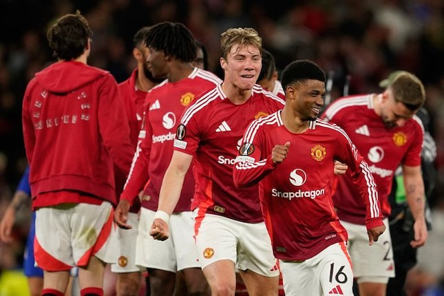 Selebrasi Rasmus Hojlund dan Amad Diallo dalam laga semifinal Liga Europa antara Manchester United vs Athletic Bilbao, Jumat (9/5/2025). (c) AP Photo/Dave Thompson