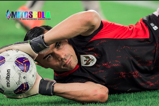 Kiper Timnas Indonesia, Emil Audero dalam sesi latihan timnas Indonesia menjelang lawan Timnas China di kualifikasi Piala Dunia 2026 zona Asia. (c)